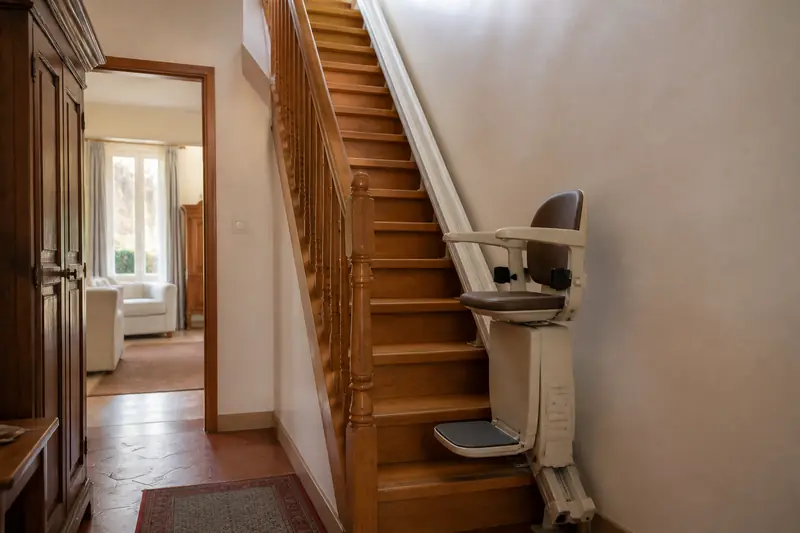 Escalier droit d'une maison de ville équipé d'un rail de monte-escalier