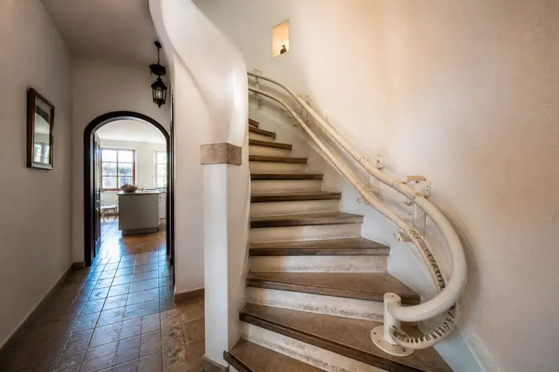 Rail courbe de monte-escalier installé dans un escalier à double virage