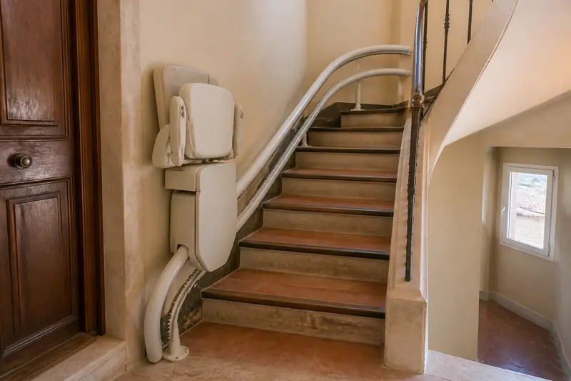 Monte-escalier tournant dans une cage d'escalier étroite avec siège replié