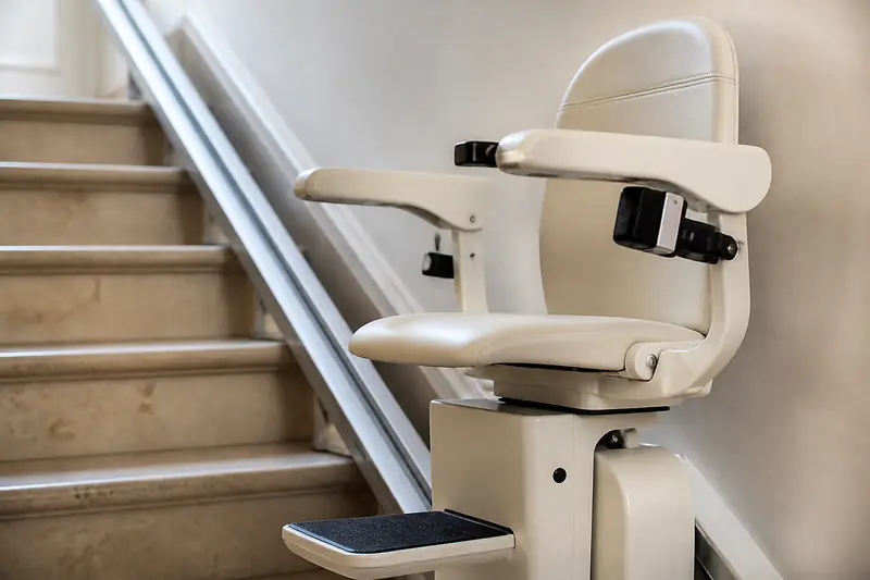 Monte-escalier droit sur une maison individuelle