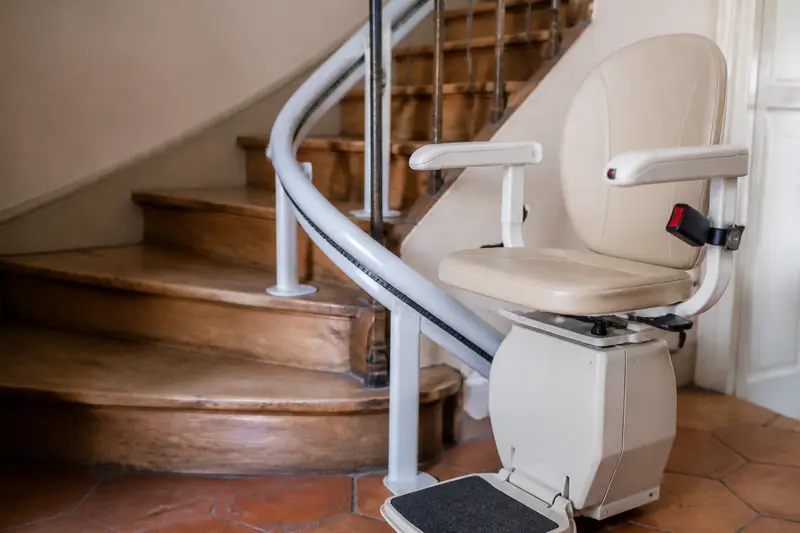 Monte-escalier tournant sur une maison individuelle